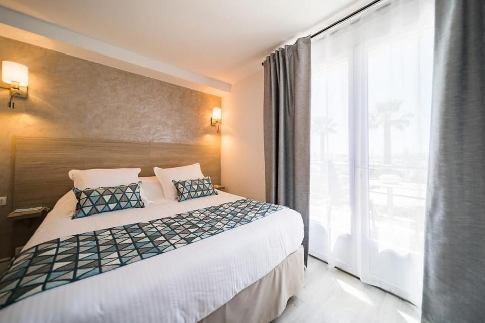 Chambre Double Prestige avec Balcon, vue Mer | Minibar, in-room safe, desk, laptop workspace