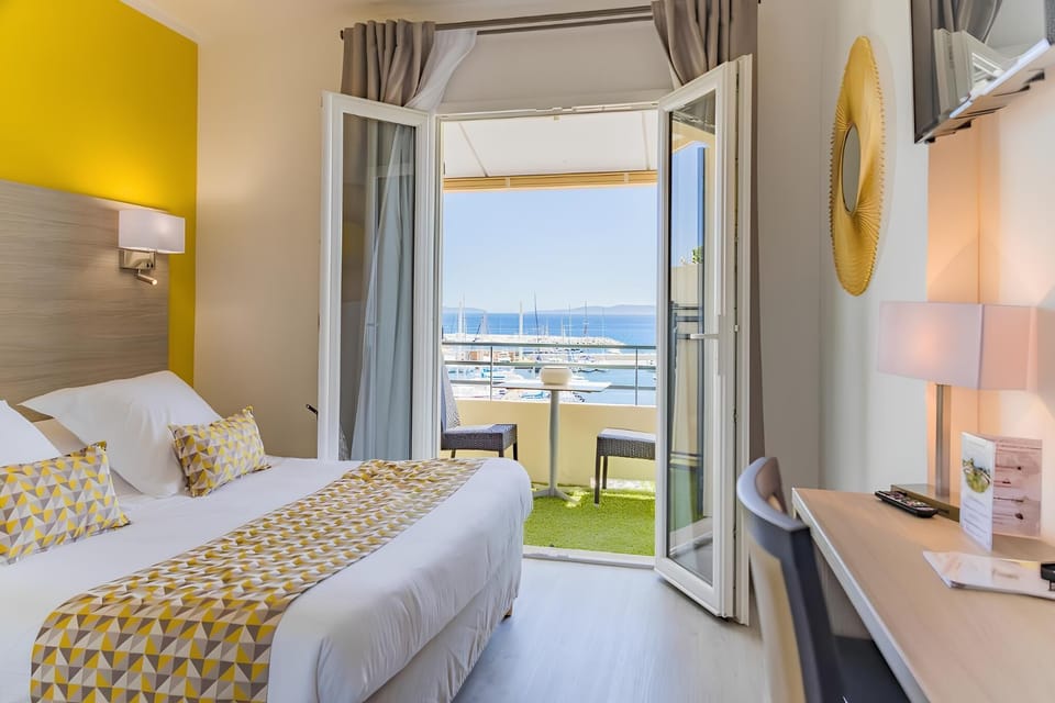 Chambre Double Privilège avec Balcon, vue Mer | Minibar, in-room safe, desk, laptop workspace