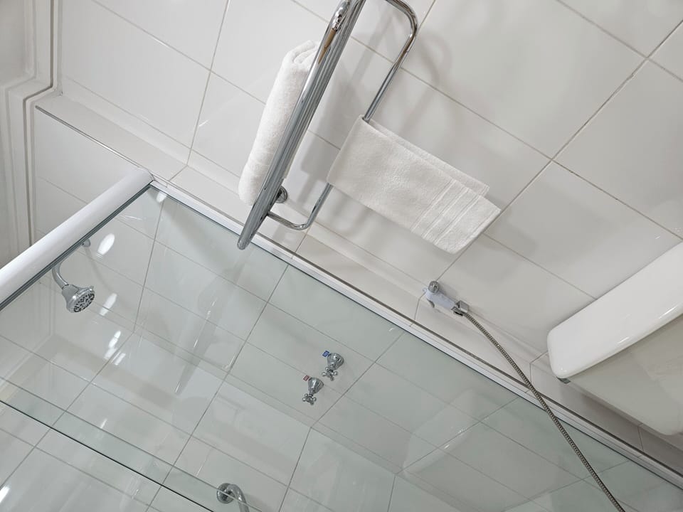 Deluxe Room, City View | Bathroom | Free toiletries, towels, soap, shampoo