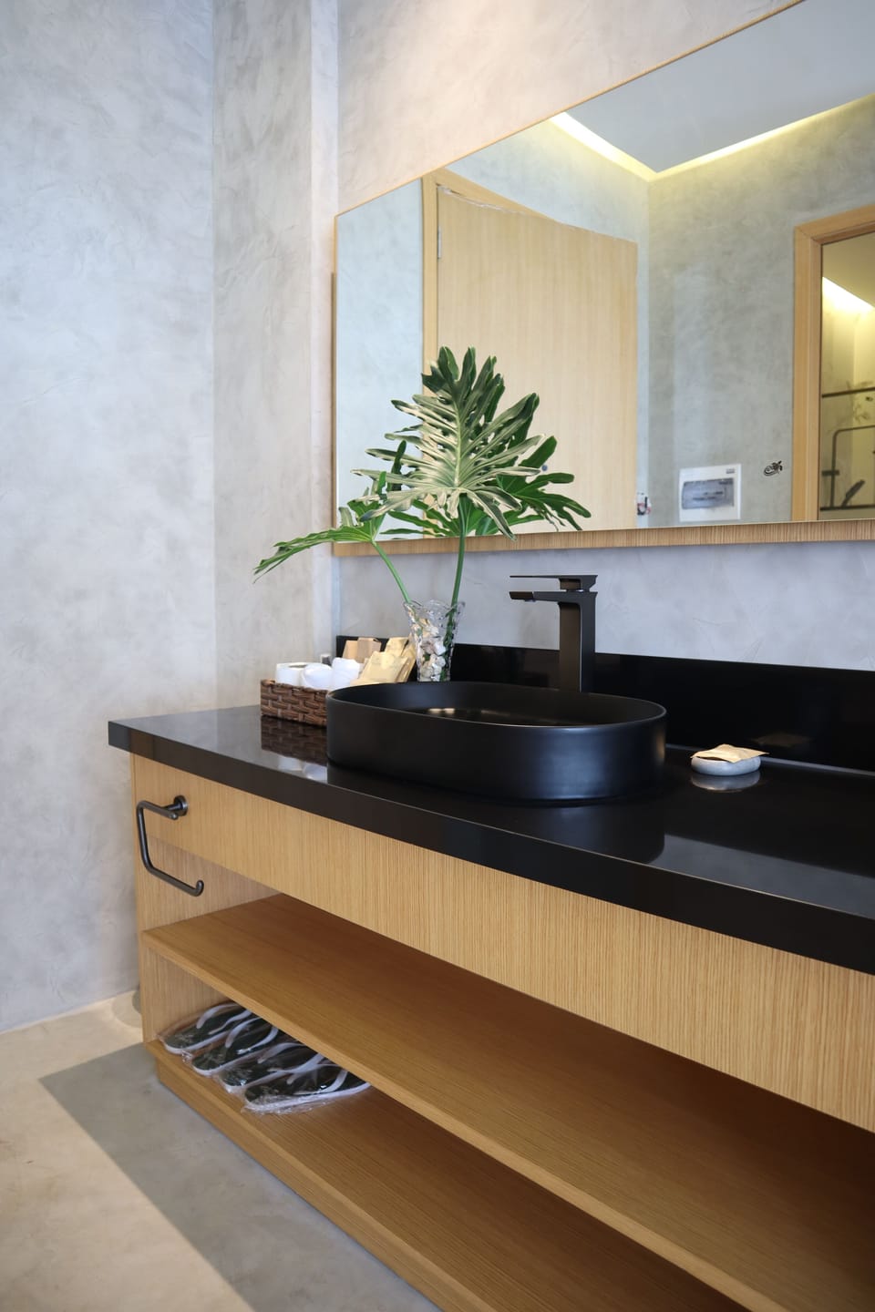 Minibar, desk, soundproofing, WiFi (free)