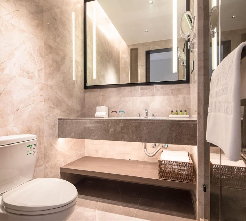 Classic Twin Room | Bathroom | Shower, rainfall showerhead, free toiletries, hair dryer