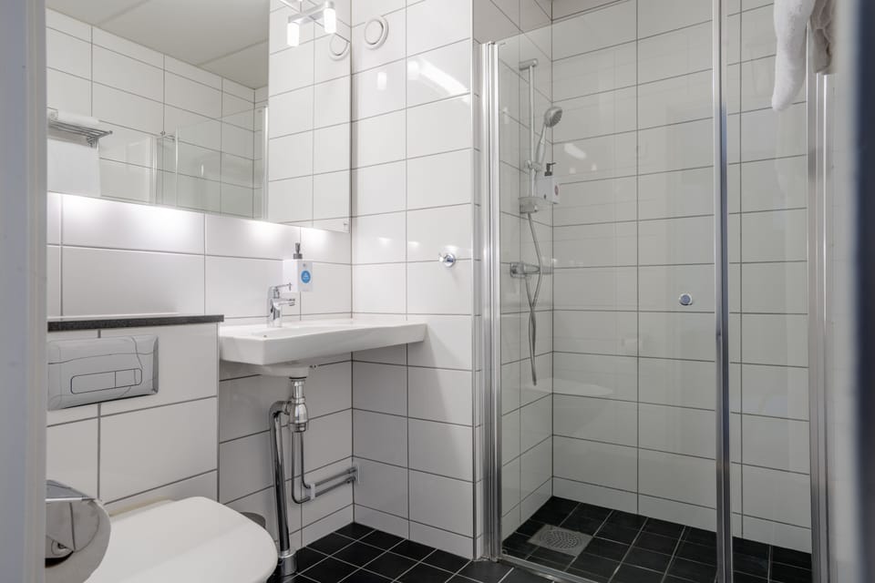 Single Room, No Windows (Compact) | Bathroom | Combined shower/tub, hair dryer, towels