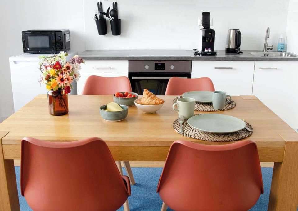 Fully equipped kitchen with dining table