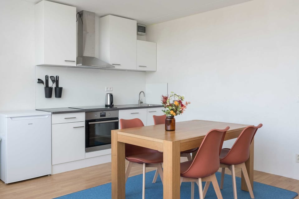 Fully equipped kitchen with dining table