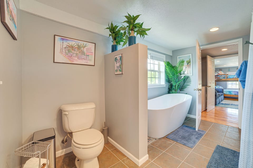 Full Bathroom | Complimentary Toiletries | 2nd Floor