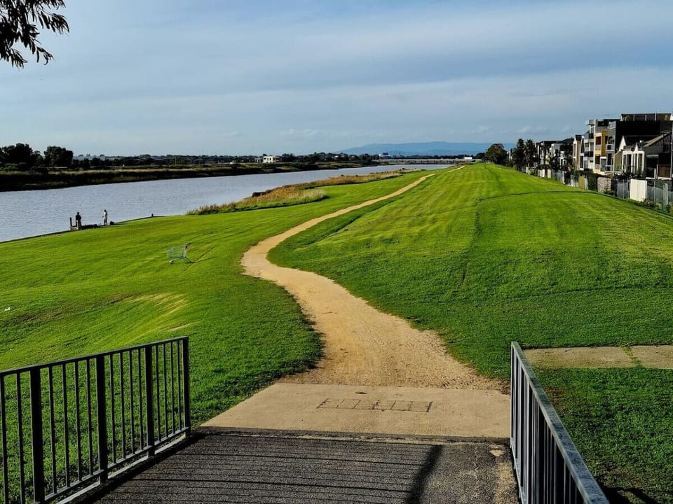 *3 minutes 200m walk Patterson Lakes River walk.