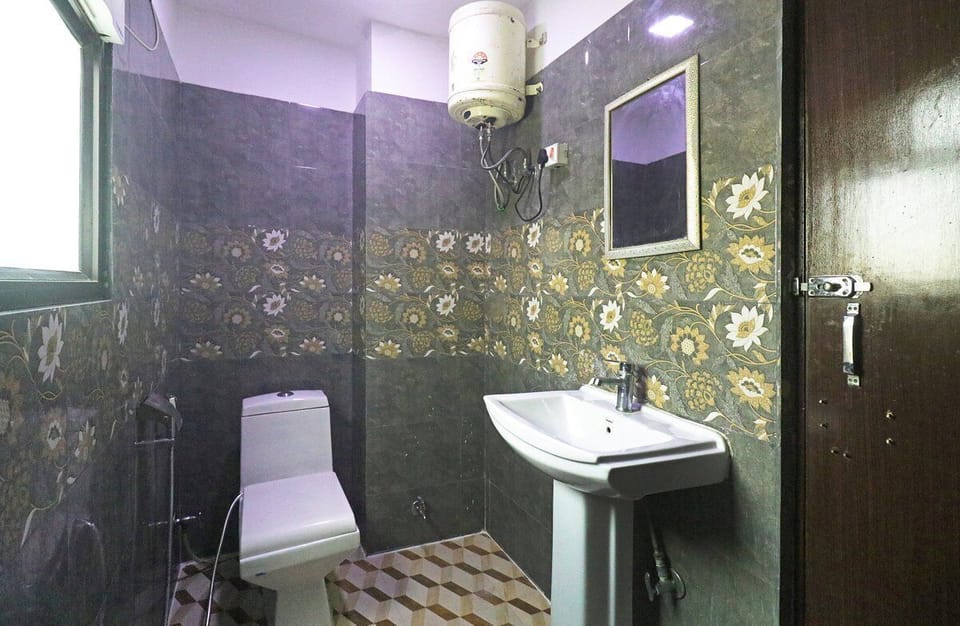 Deluxe Room, City View | Bathroom | Shower, rainfall showerhead, free toiletries, hair dryer