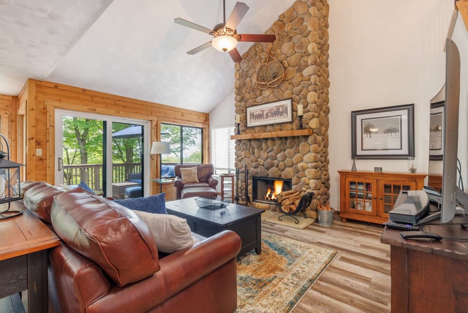 Relax in the living room next to this great fireplace and enjoy a cozy, warm atmosphere during your stay.