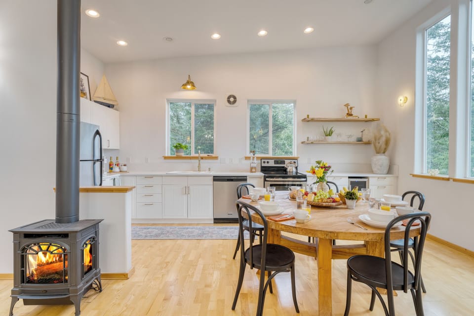 Chic and bright kitchen.