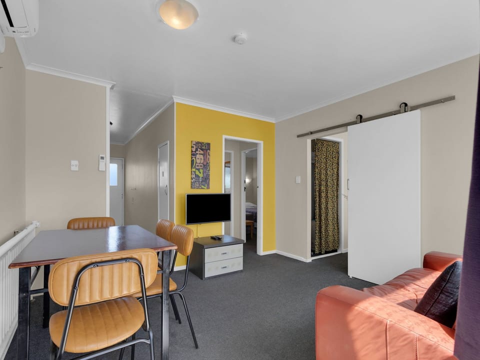 Comfort Apartment | Living area | 40-inch TV with cable channels
