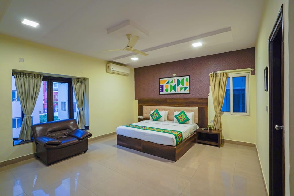 Deluxe Room | Blackout drapes, iron/ironing board, bed sheets