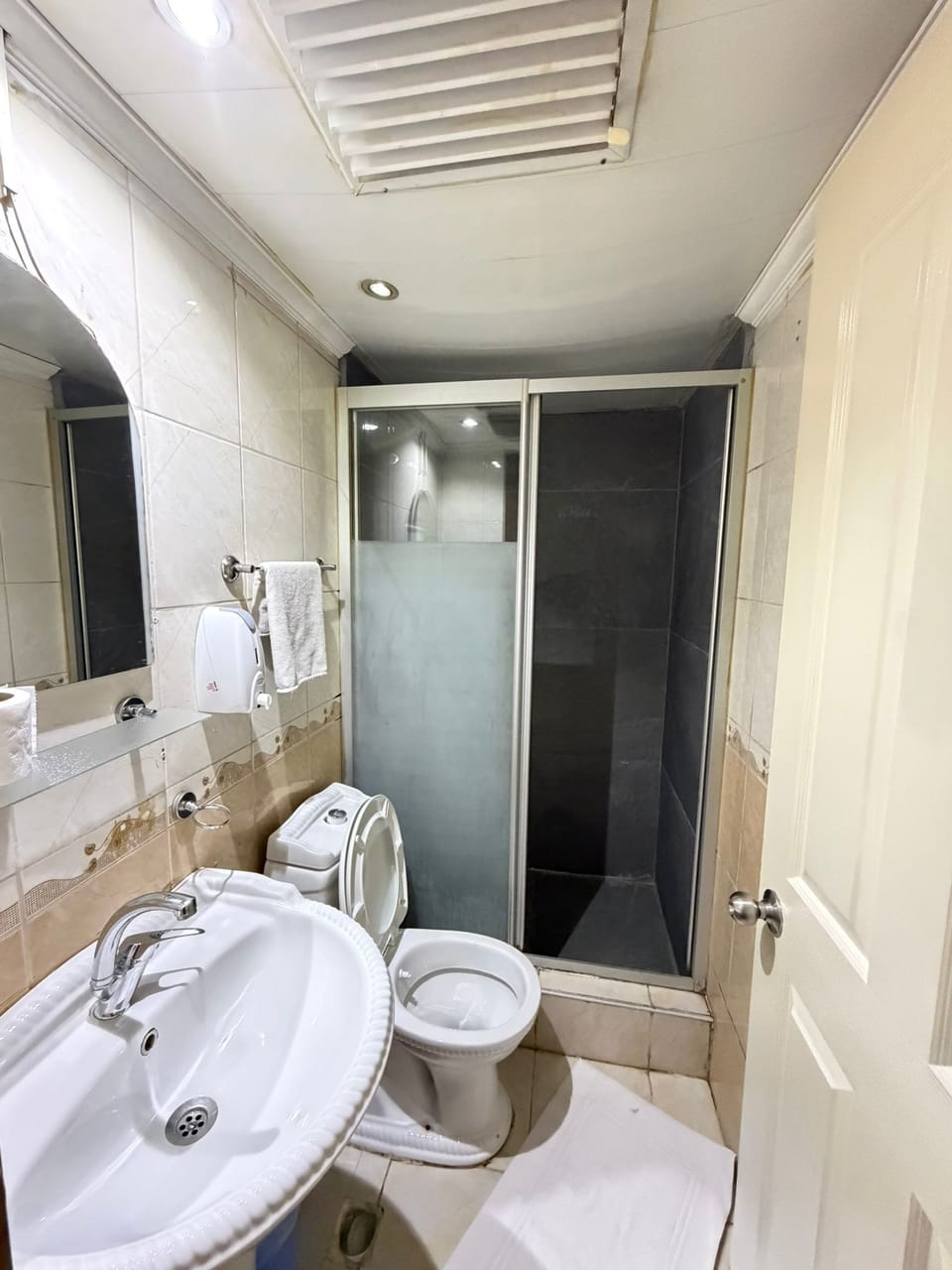 Basic Single Room | Bathroom