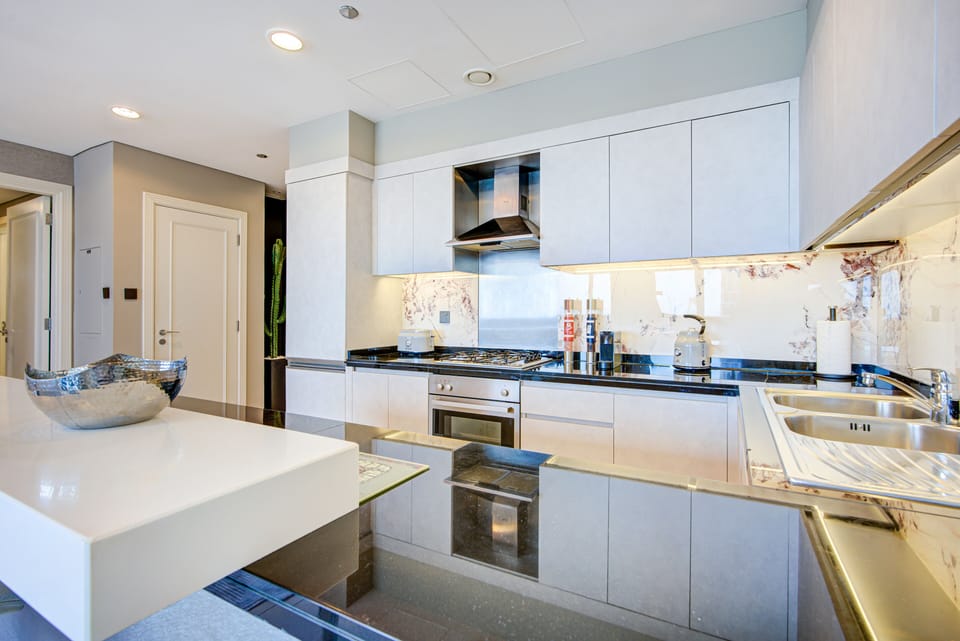Deluxe Apartment | Private kitchen | Full-size fridge, microwave