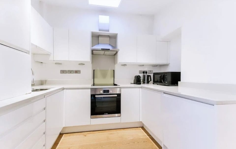 City Apartment | Private kitchen | Full-size fridge, microwave, oven, stovetop