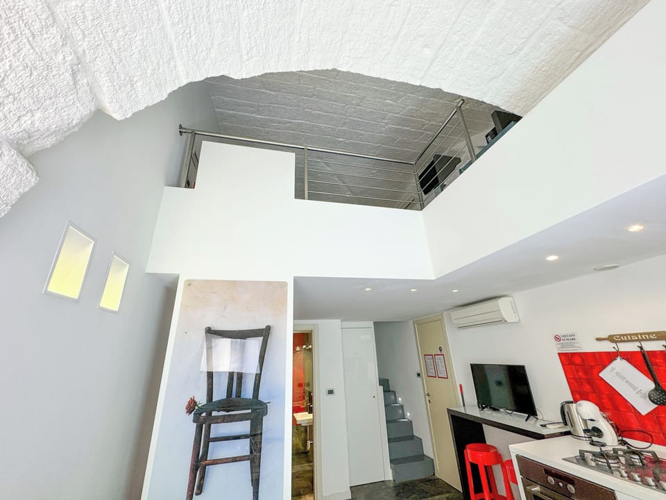 Comfort Studio | Living area | TV