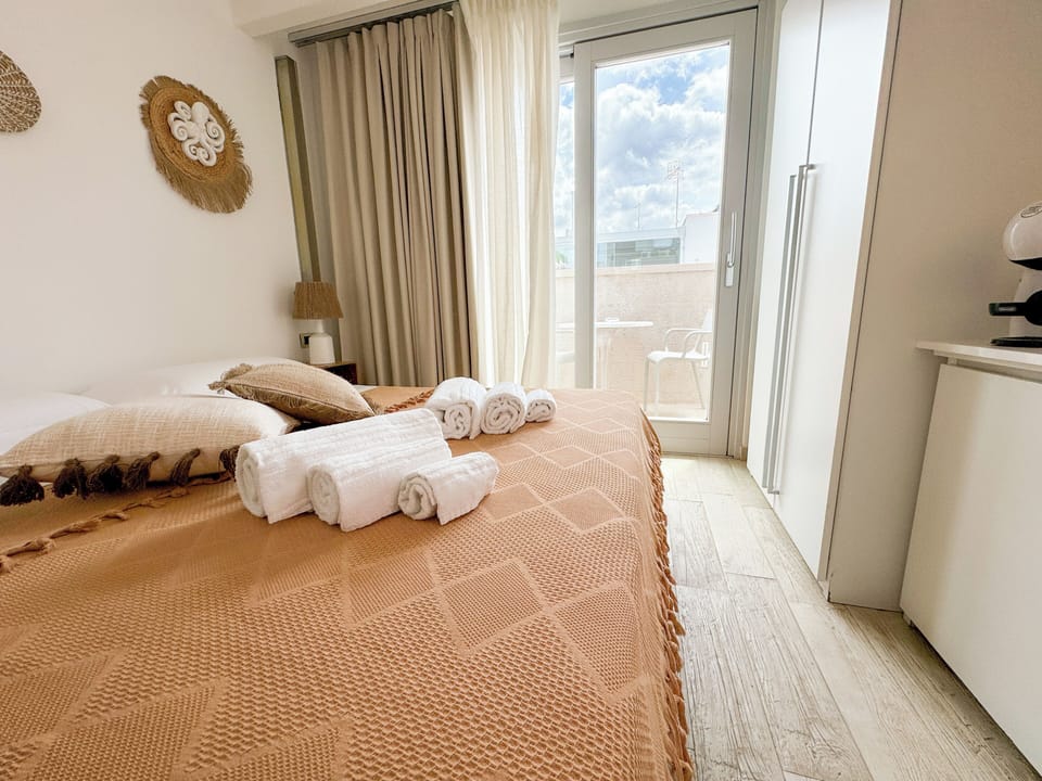 Deluxe Double White Room, City View | Soundproofing, free WiFi