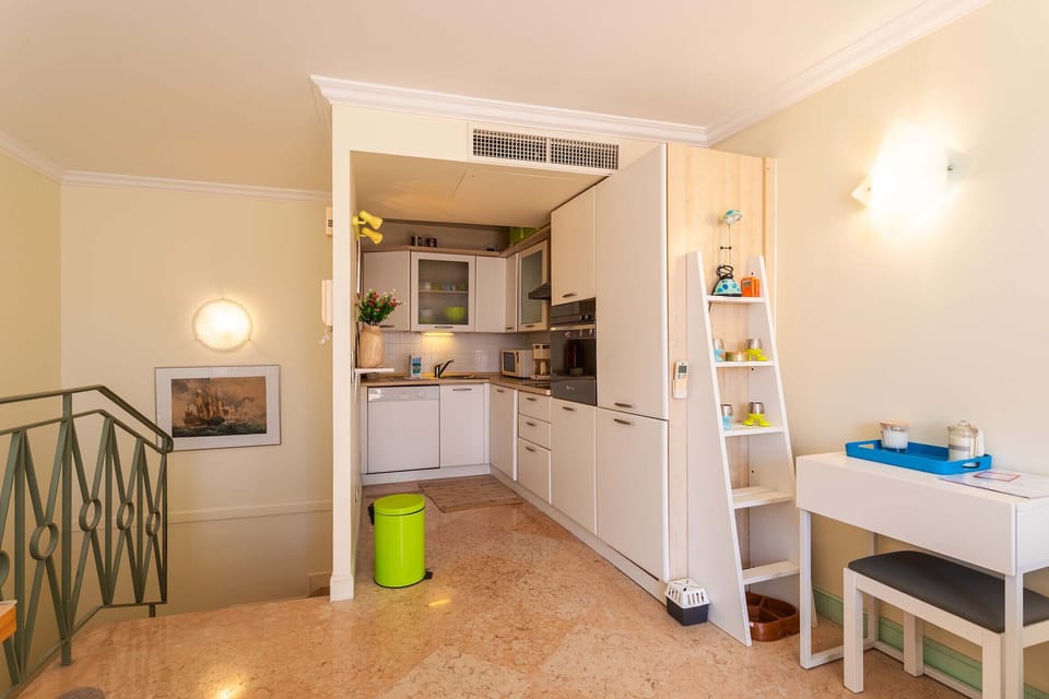 Modern kitchen fully equipped with everything you need to cook. Its compact and bright design makes it practical and inviting.