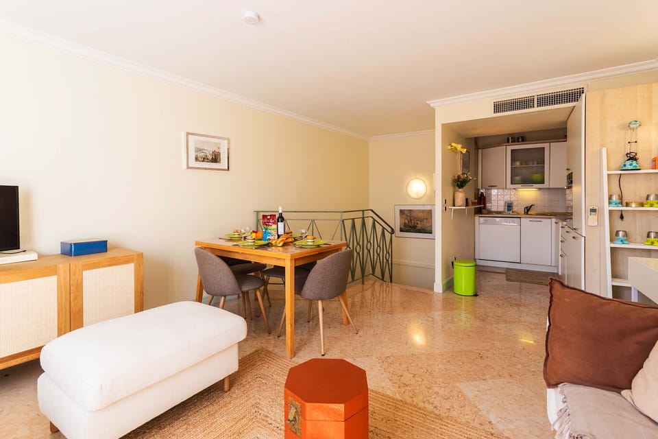Open kitchen leading to a bright dining area with a welcoming table and warm decor. Perfect for cooking and sharing great moments.