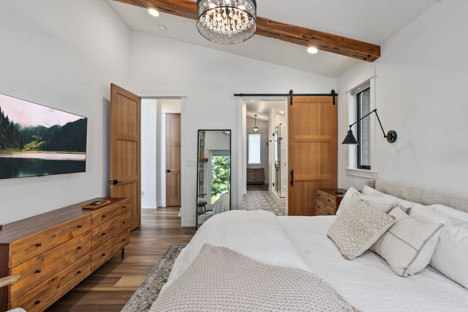 Main Floor - Bedroom 1, Master Suite King Size Bed, En-Suite Bathroom, Gas Fireplace