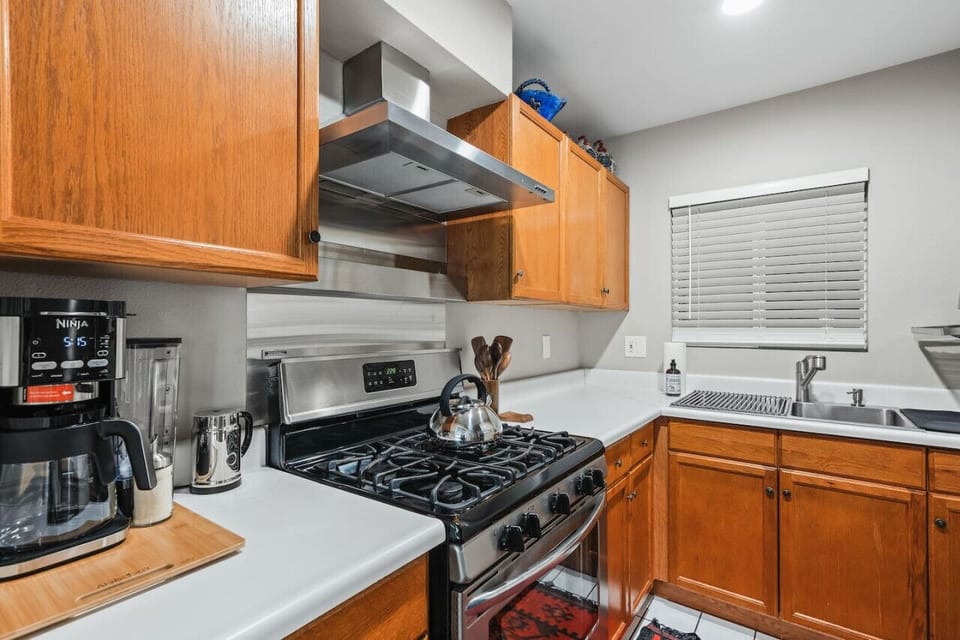 Full kitchen