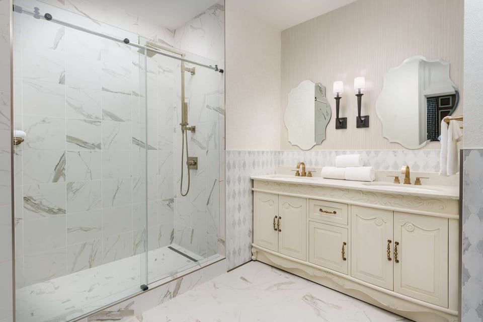 Suite, 1 King Bed, Non Smoking | Bathroom | Combined shower/tub, eco-friendly toiletries, hair dryer, towels