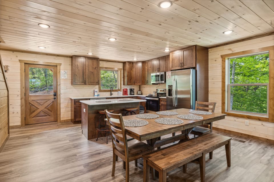 Cabin, 4 Bedrooms | Private kitchen | Coffee/tea maker, fridge, oven, toaster