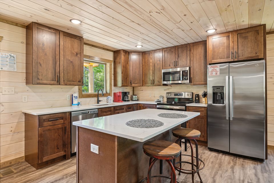 Cabin, 4 Bedrooms | Private kitchen | Coffee/tea maker, fridge, oven, toaster