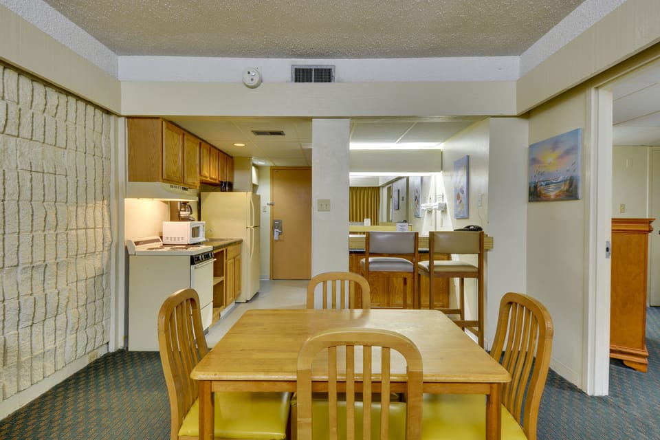 Family Suite, 2 Bedrooms (South - No Pets Allowed) | In-room dining