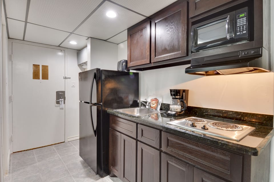 Standard Single Room, Partial Ocean View (South - No Pets Allowed) | Private kitchen | Fridge, microwave, cookware/dishes/utensils