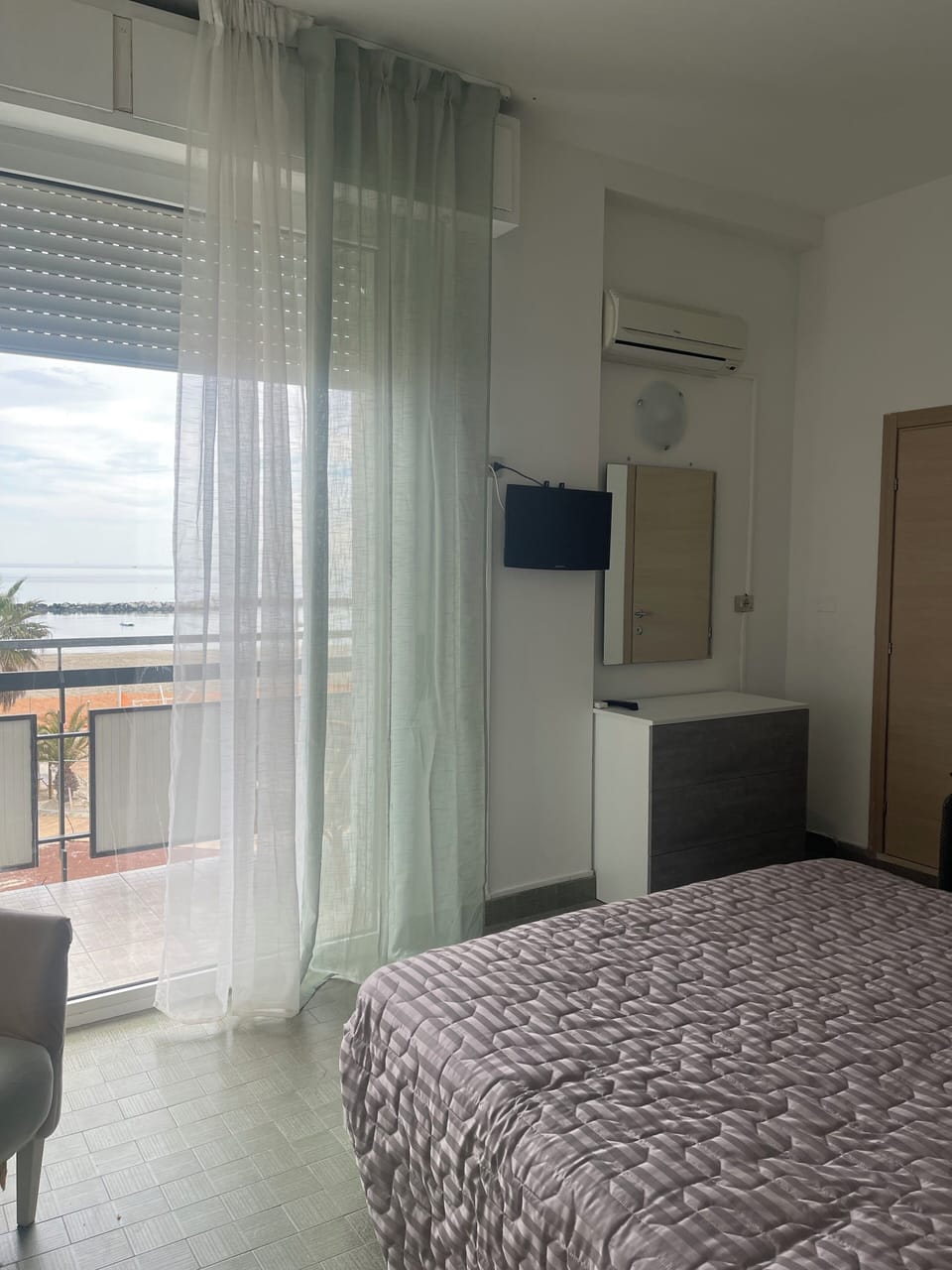 In-room safe, blackout drapes, free WiFi