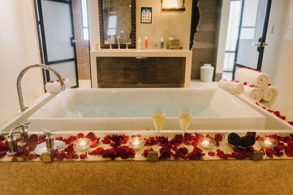 Couples treatment rooms, hot tub, steam room, Turkish bath