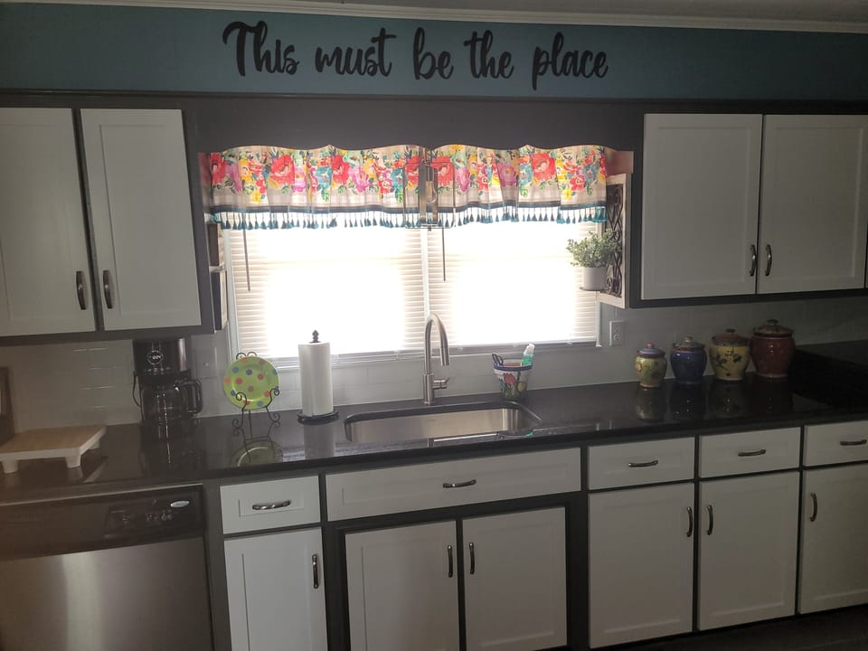 Fully equipped kitchen with dishwasher, new stove and refrigerator 