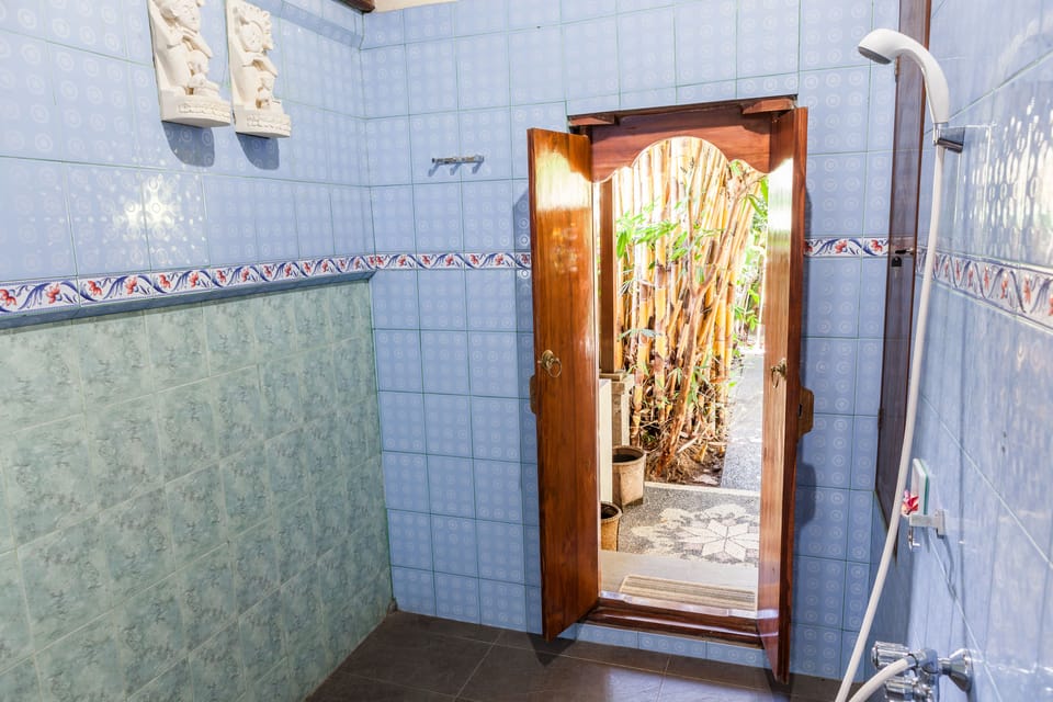 Deluxe Room | Bathroom shower