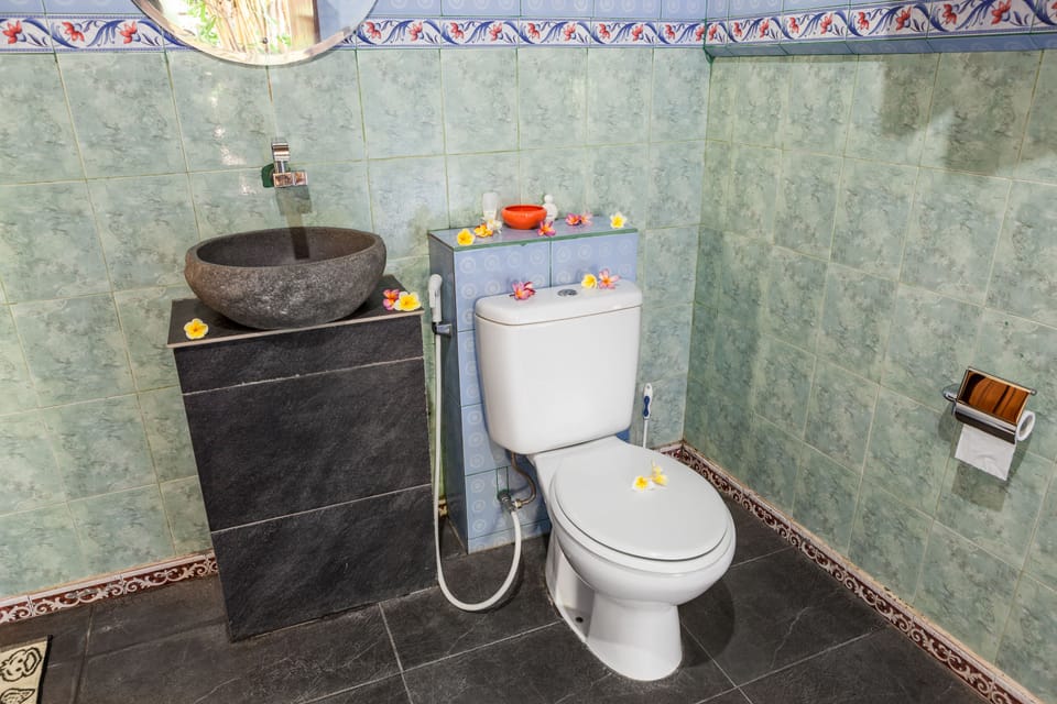 Deluxe Room | Bathroom | Shower, free toiletries, hair dryer