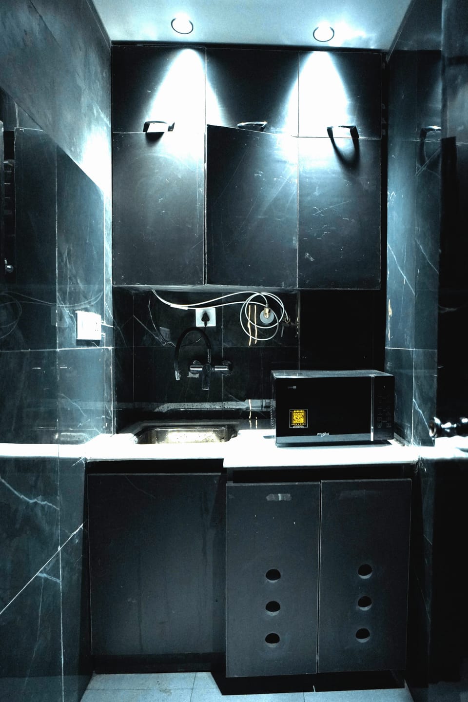 Mumbai Bollywood Suite with Jacuzzi | Private kitchen | Coffee/tea maker, electric kettle