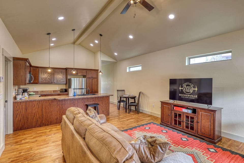 Whether you're curling up on the plush sofa with a good book, sharing a meal at the dining table, or cooking in the kitchen, the open design of your condo ensures that you remain connected to your surroundings and loved ones.