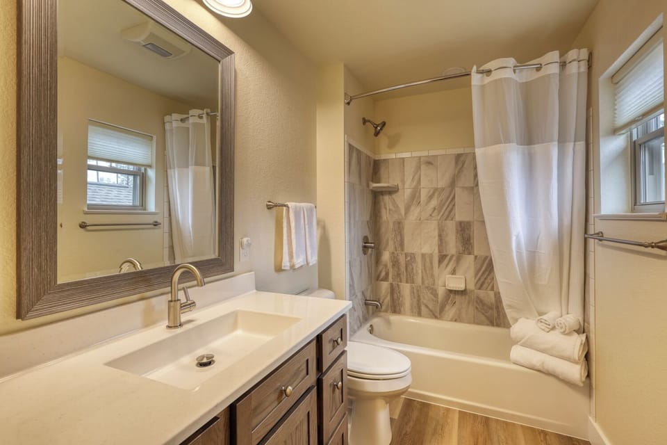 Master bedroom en suite bathroom