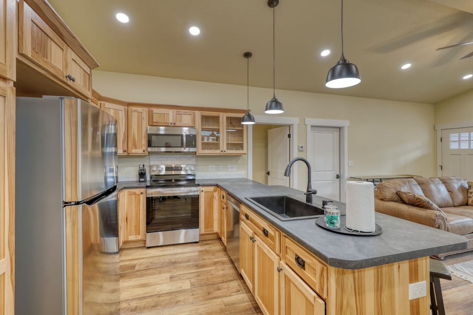 Our thoughtfully designed kitchen is equipped with everything you need! From modern appliances to smaller essentials, you'll find it all here. Ample counter space and high-quality cookware, utensils, and dishware make meal preparation a breeze. Whether you're whipping up a quick breakfast or preparing a gourmet dinner, our fully furnished kitchen ensures that you have all the t...