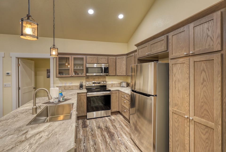 Our thoughtfully designed kitchen is equipped with everything you need! From modern appliances to smaller essentials, you'll find it all here. Ample counter space and high-quality cookware, utensils, and dishware make meal preparation a breeze. Whether you're whipping up a quick breakfast or preparing a gourmet dinner, our fully furnished kitchen ensures that you have all the t...