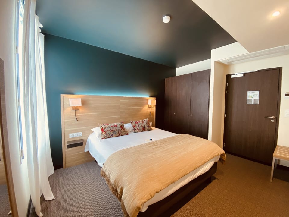 In-room safe, desk, laptop workspace, soundproofing