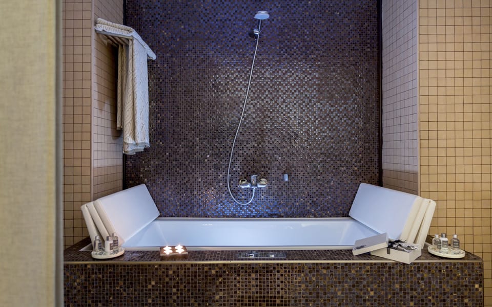 Suite | Bathroom | Free toiletries, hair dryer, bathrobes, slippers
