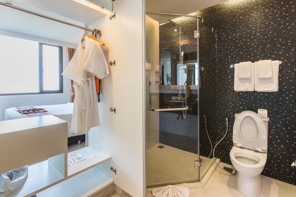 Executive Suite | Bathroom | Shower, rainfall showerhead, free toiletries, hair dryer