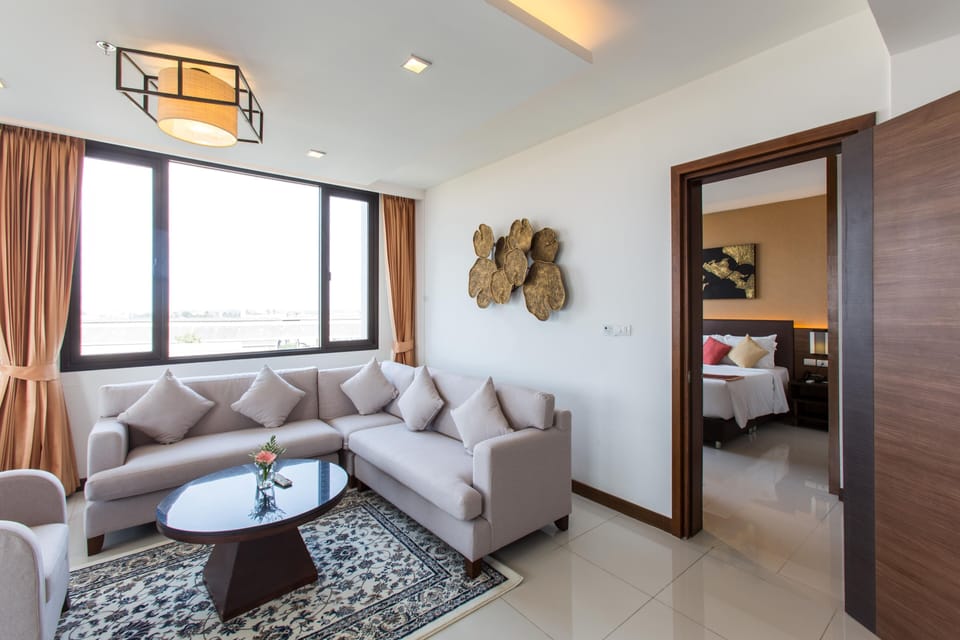 Executive Suite | Living room | 32-inch LCD TV with cable channels, TV