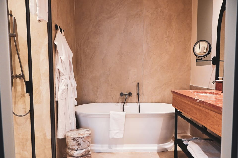 Junior Suite | Bathroom | Free toiletries, hair dryer, bathrobes, slippers