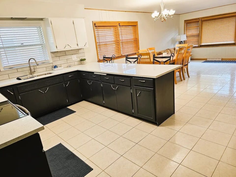 Full Kitchen Dining Room