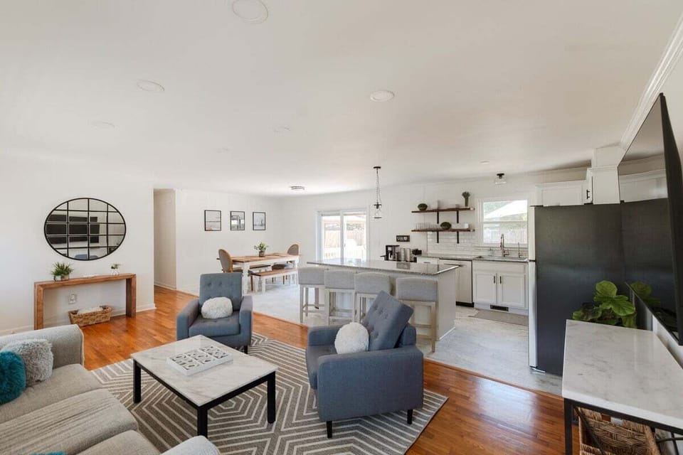 Relax in this inviting living space featuring plush seating, coastal décor, high‑speed Wi‑Fi, and a Smart TV for streaming.