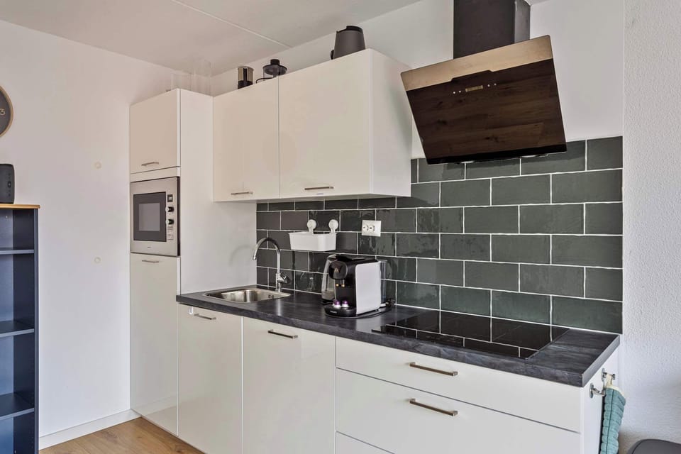 Clean and modern kitchen layout with sleek finishes and practical comfort.