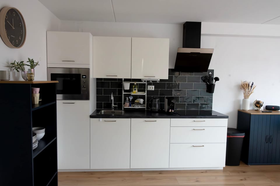 Fully equipped kitchen.