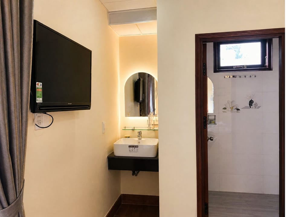 Family Room, Hill View | Bathroom | Shower, free toiletries, hair dryer, bidet