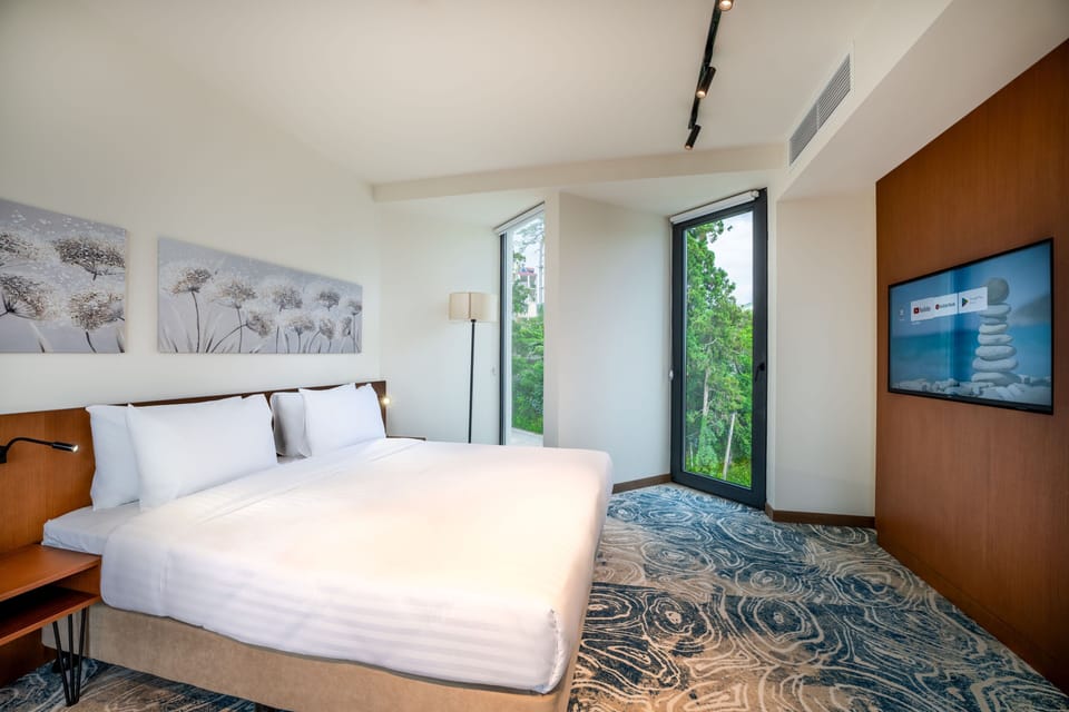 Suite, Sea View | Premium bedding, minibar, in-room safe, individually decorated